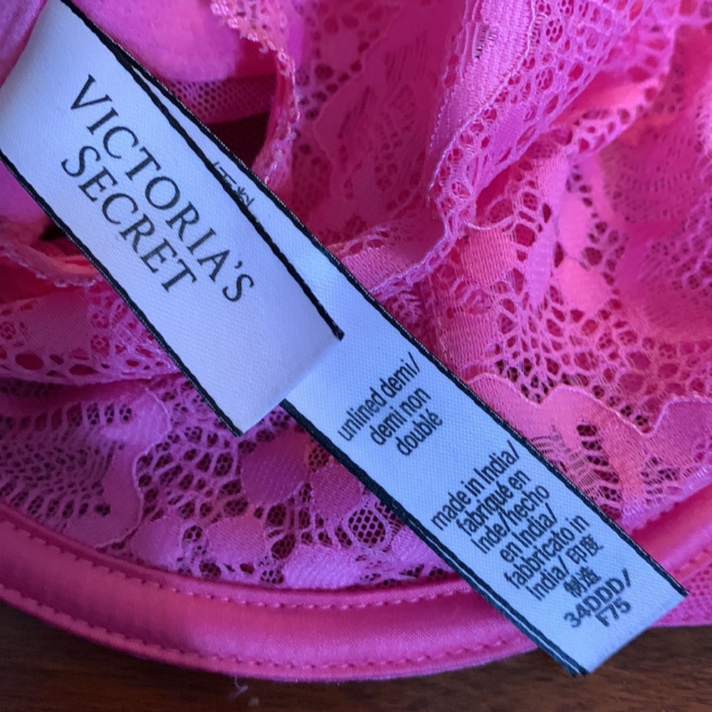 Three Victoria Secret lace bras - Picture 4 of 9